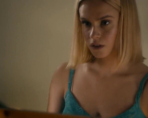 Ema Horvath, Mena Suvari - What Lies Below (2020)