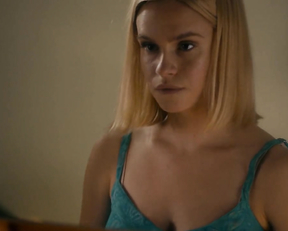 Ema Horvath, Mena Suvari - What Lies Below (2020)