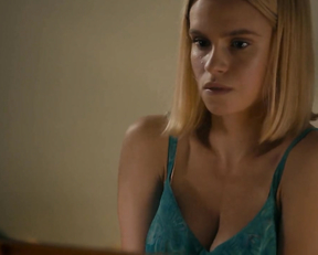 Ema Horvath, Mena Suvari - What Lies Below (2020)