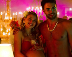 Aimee Carrero, Emma Roberts, Kristin Chenoweth, Nicola Peltz - Holidate (2020)