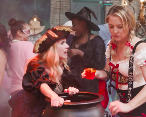 Aimee Carrero, Emma Roberts, Kristin Chenoweth, Nicola Peltz - Holidate (2020)