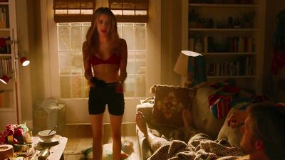 Aimee Carrero, Emma Roberts, Kristin Chenoweth, Nicola Peltz - Holidate (2020)