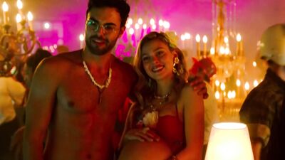 Aimee Carrero, Emma Roberts, Kristin Chenoweth, Nicola Peltz - Holidate (2020)