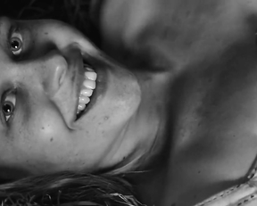 Julia Vidrnakova nude – Nabarvene ptace (2019)