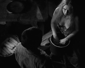 Julia Vidrnakova nude – Nabarvene ptace (2019)