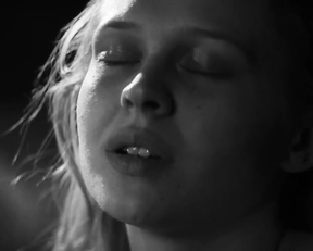 Julia Vidrnakova nude – Nabarvene ptace (2019)