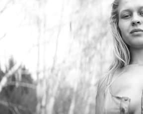 Julia Vidrnakova nude – Nabarvene ptace (2019)