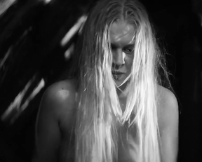 Julia Vidrnakova nude – Nabarvene ptace (2019)