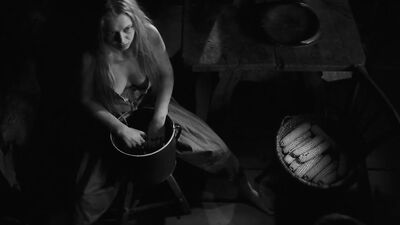 Julia Vidrnakova nude – Nabarvene ptace (2019)