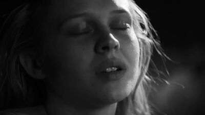 Julia Vidrnakova nude – Nabarvene ptace (2019)