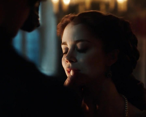 Charlotte Hope, Stephanie Levi-John - The Spanish Princess s02e01 (2020)