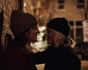 Mackenzie Davis, Kristen Stewart - Happiest Season (2020)
