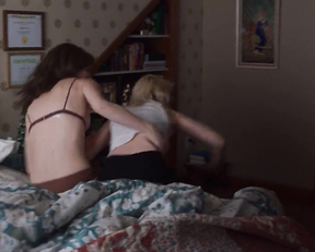 Mackenzie Davis, Kristen Stewart - Happiest Season (2020)