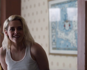Mackenzie Davis, Kristen Stewart - Happiest Season (2020)