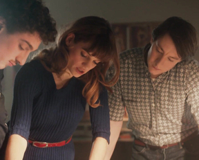 Vanessa Guide, Noemie Schmidt - 3615 Monique s01e08 (2020)