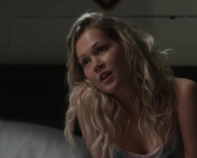 Kelli Berglund, Alison Luff - Heels s01e02 (2021)