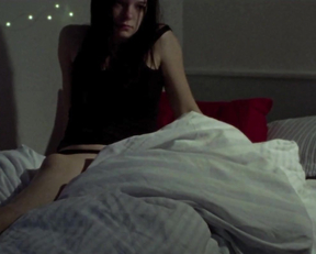 Esme Creed-Miles naked - Jamie (2020)