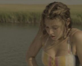 Madison Bailey, Madelyn Cline - Outer Banks s01e06 (2020)