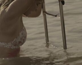 Madison Bailey, Madelyn Cline - Outer Banks s01e06 (2020)