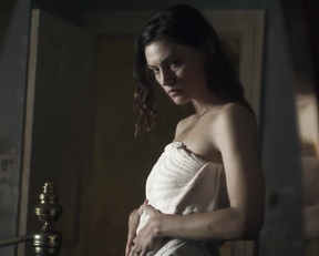 Phoebe Tonkin naked - Bloom s01e02-04 (2019)