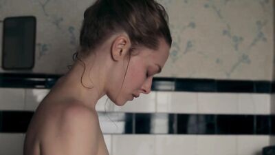 Amanda Seyfried, Natalia Dyer - Things Heard  Seen (2021)