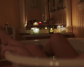 Sharp Objects naked - Amy Adams s01e01 (2018)