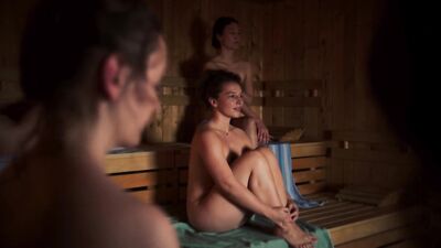 Mathilde Bundschuh, Amanda da Gloria, Nicole Marischka, Barbara Philipp nude, Antonia Bill, Helene Blechinger -Hitzig - Ein Saunagang (2021)