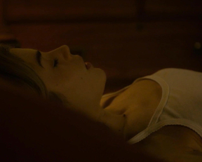 Alice Isaaz nude - Messe basse (2020)