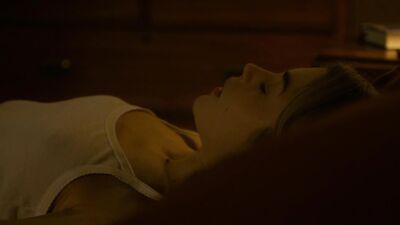 Alice Isaaz nude - Messe basse (2020)
