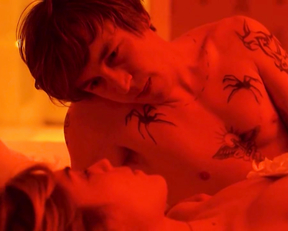 Alice Isaaz sex scene - Especes menacees (2017)