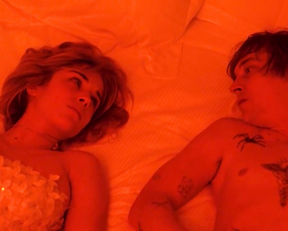 Alice Isaaz sex scene - Especes menacees (2017)