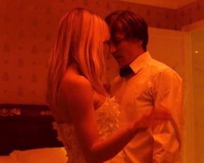 Alice Isaaz sex scene - Especes menacees (2017)