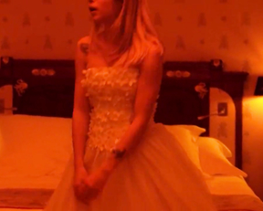 Alice Isaaz sex scene - Especes menacees (2017)