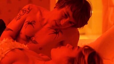 Alice Isaaz sex scene - Especes menacees (2017)