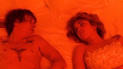 Alice Isaaz sex scene - Especes menacees (2017)