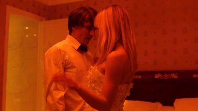 Alice Isaaz sex scene - Especes menacees (2017)