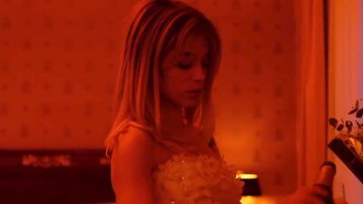 Alice Isaaz sex scene - Especes menacees (2017)