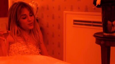 Alice Isaaz sex scene - Especes menacees (2017)