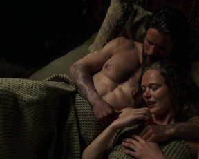 Laura Berlin, Frida Gustavsson - Vikings Valhalla s01e01e06e07 (2022)