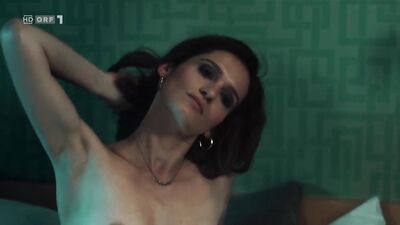 Alma Hasun nude - Vorstadtweiber s01e59 (2022)