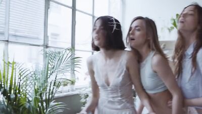 Alba Ribas, Mireia Oriol, Laia Manzanares - Waste (2016)