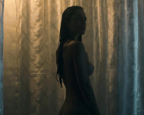 Alicia Sanz nude - En Brazos de un Asesino (2019)