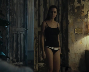 Alicia Sanz nude - En Brazos de un Asesino (2019)