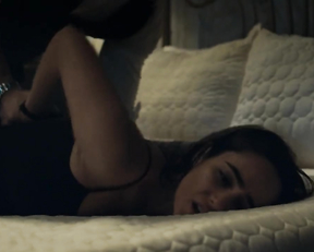 Alicia Sanz nude - En Brazos de un Asesino (2019)