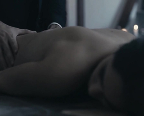 Alicia Sanz nude - En Brazos de un Asesino (2019)