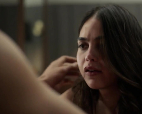 Melissa Barrera nude - Vida s03e06 (2020)