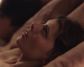 Louisiane Gouverneur nude - Clèves (2022)