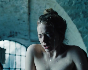 Emma Stone naked - The Favourite (2018)