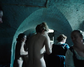 Emma Stone naked - The Favourite (2018)