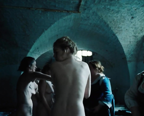 Emma Stone naked - The Favourite (2018)